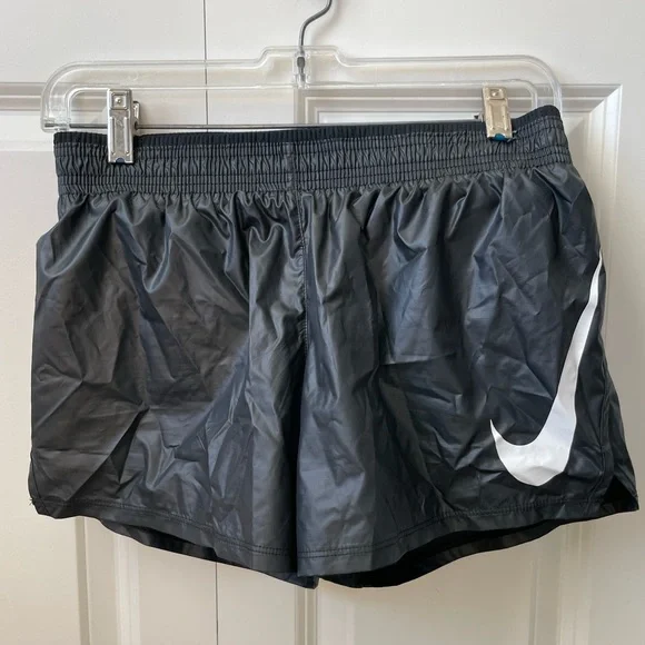 Nike Running swoosh shorts in black‎ - Picture 2 of 3